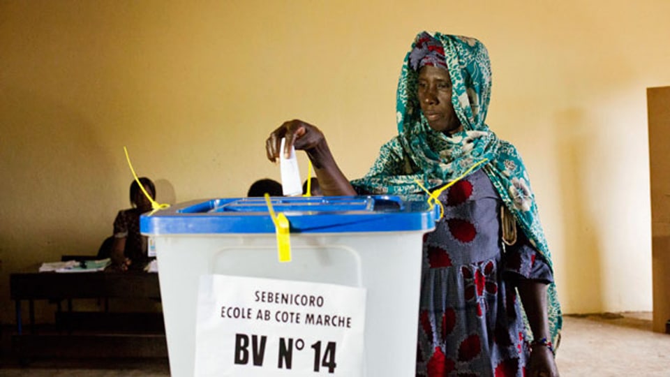 Wählerin in Bamako, Mali.