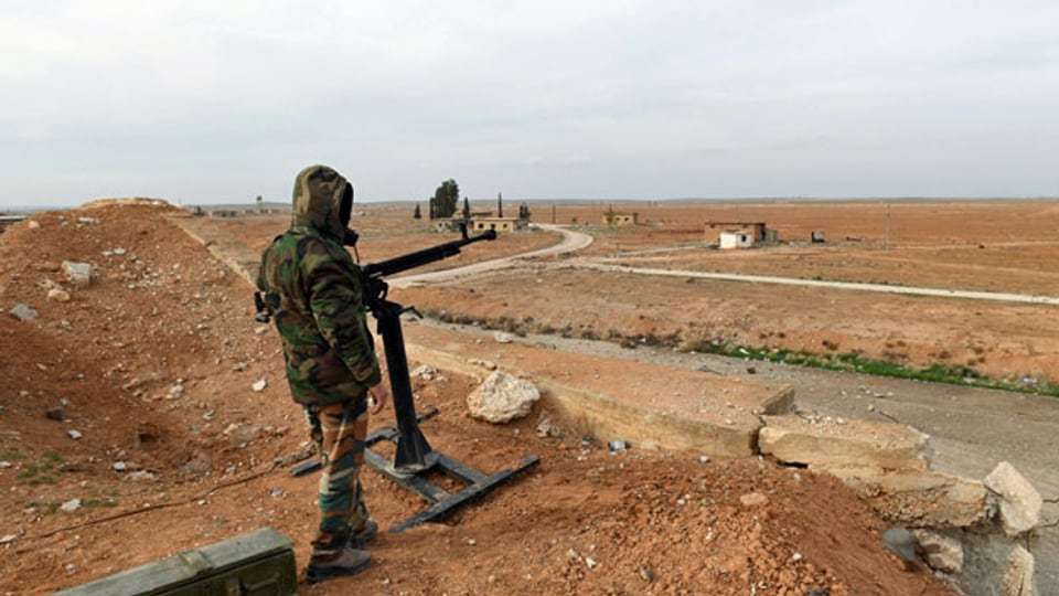 Ein syrischer Armeesoldat neben einer militärischen Waffe in Idlib.