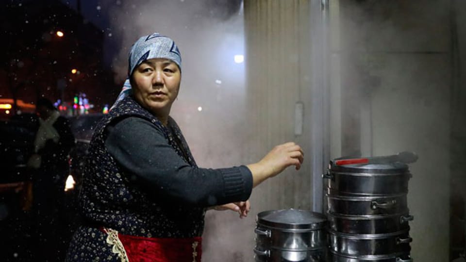 Eine Uigurin beim Kochen.