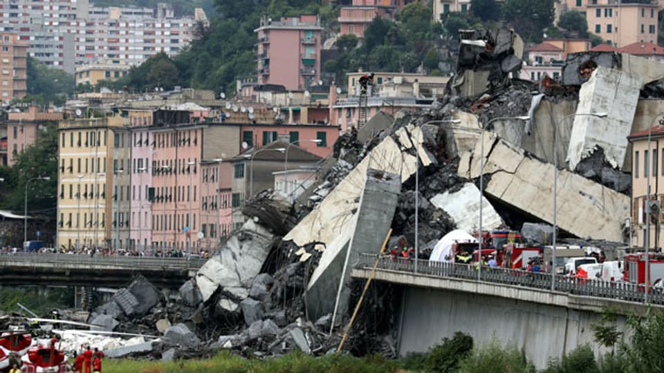 Trümmer der eingestürzten Brücke in Genua in Italien.
