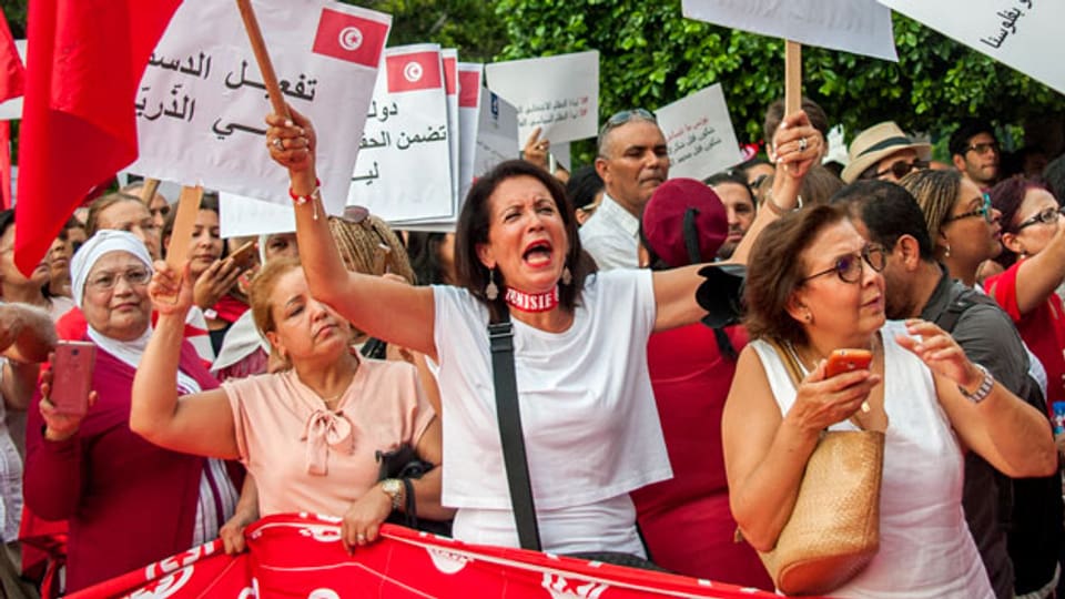 Tunisische Frauen demonstrieren in Tunis für gleiche Rechte.