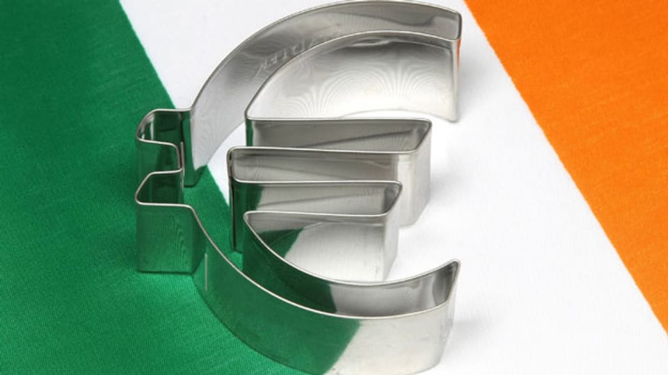 Euro-Symbol liegt auf einer irischen Fahne.