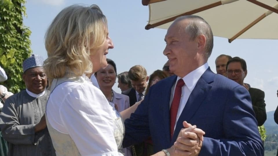 Österreichs Aussenministerin Karin Kneissl tanzt an ihrer Hochzeit mit dem russischen Präsidenten Putin.