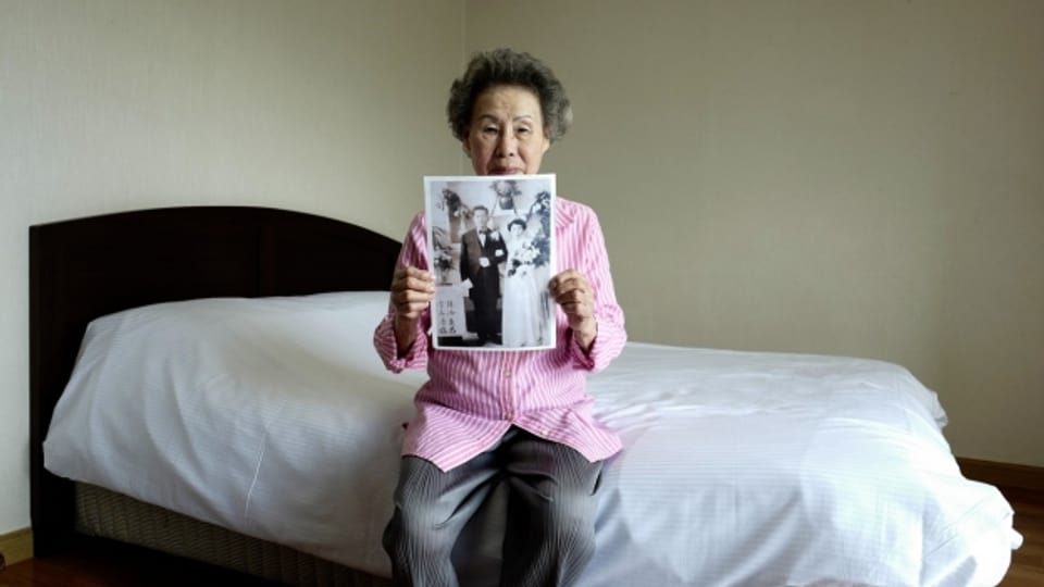 Hoffen auf das Treffen mit Verwandten in Nordkorea: eine Südkoreanerin mit einem Familienfoto.