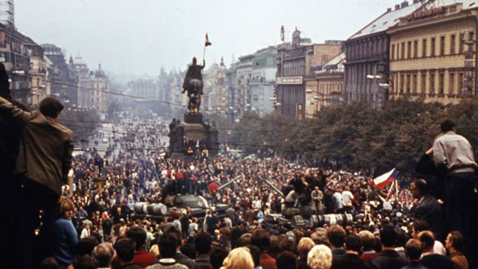 Mit dem Einmarsch der Truppen des Warschauer Paktes in der Tschechoslowakei wurde vor 50 Jahren der «Prager Frühling» gewaltsam niedergeschlagen. Tausende Demonstranten und Demonstrantinnen protestieren auf dem Wasceslas-Platz in Prag gegen die russische Invasion.