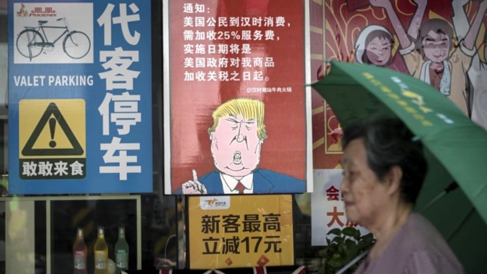 Ein Restautant in Guangzhou in China protestiert mit einem Plakat gegen die US-Handelszölle.