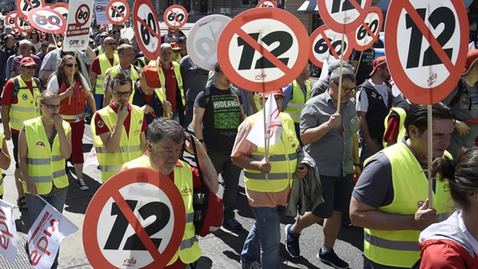 Demonstration gegen 12- Stunden-Arbeitstag und 60- Stunden-Arbeitswoche in Wien.