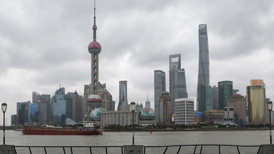 Blick auf den Finanzbezirk von Pudong in Shanghai, China.