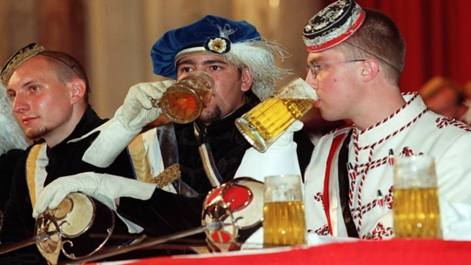 Burschenschaftler an einem Treffen in der Wiener Hofburg fröhnen dem Biergenuss.