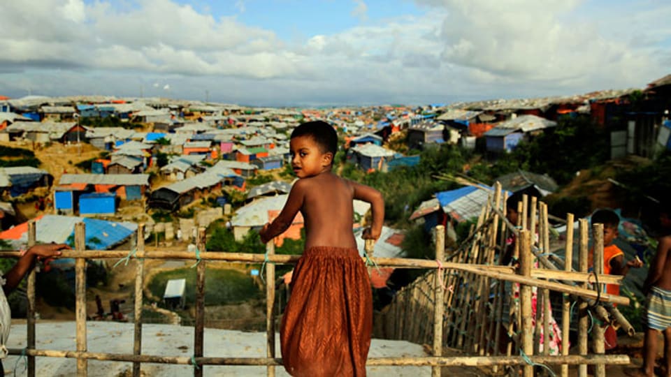 Rohingya-Kind bei behelfsmäßigen Bambus- und Zeltunterständen im Kutupalong Flüchtlingslager, wo sie seit ihrer Flucht aus Myanmar vor einem Jahr in Bangladesch leben.