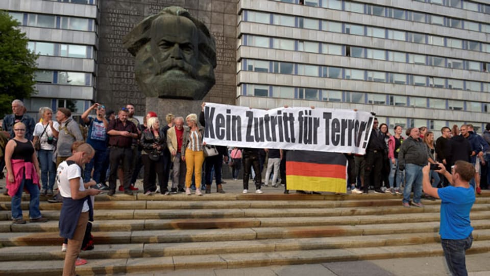Rechte Anhänger protestieren gegen Ausländer, nachdem ein deutscher Mann am 27. August 2018 in Chemnitz erstochen wurde.