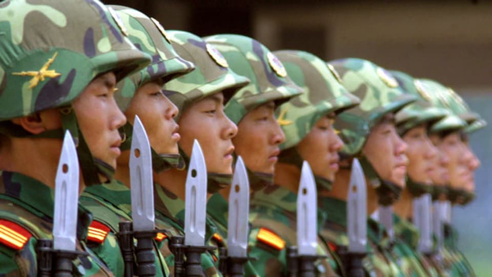 Chinesische Soldaten paradieren auf diesem Archivbild vom 10. Juli 2002 in einem Camp der Brigade 196 der Volksbefreiungsarmee bei Tianjin, 70 Kilometer südöstlich von Beijing.