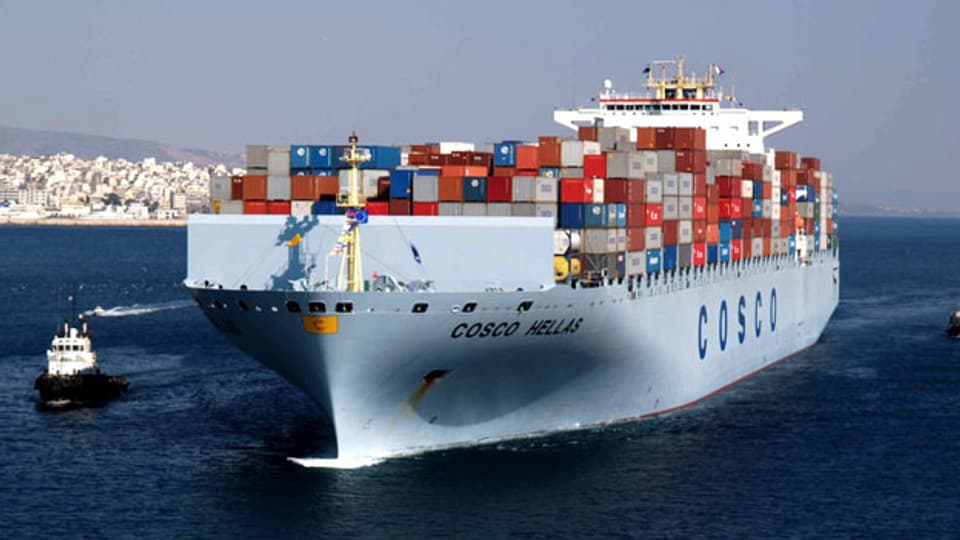 Ein Containerschiff der Chinesischen Cosco Pacific Ltd. aerlässt den griechischen Hafen von Piräus.