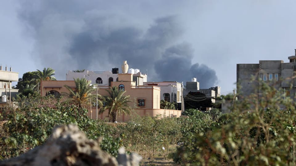 Rauch über Tripolis nach schweren Zusammenstössen zwischen rivalisierenden Fraktionen.