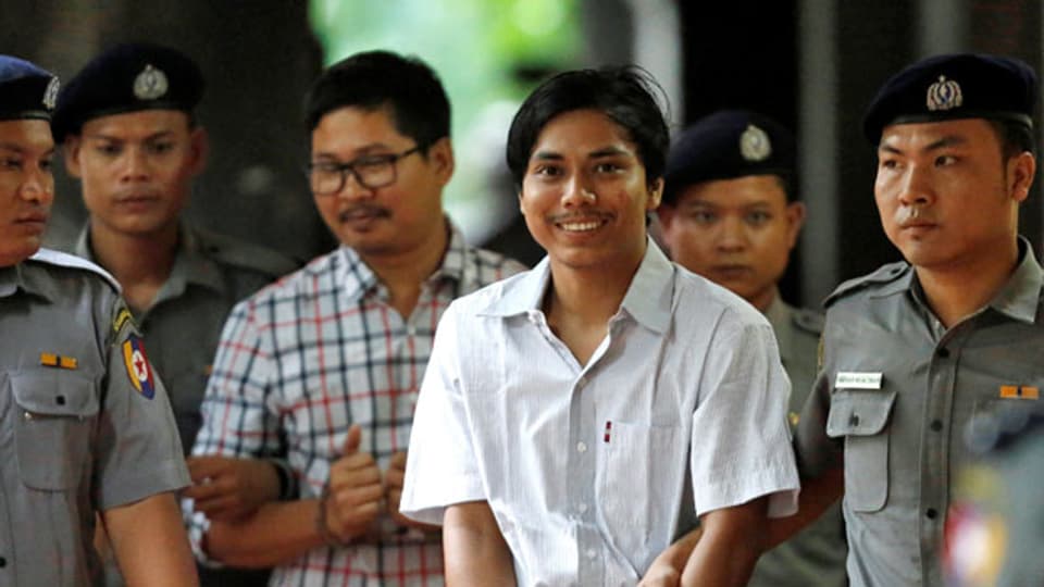 Die beiden Reuters-Journalisten Kyaw Soe Oo (re) und Wa Lone vor der Gerichtsverhandlung in Yangon, Myanmar.