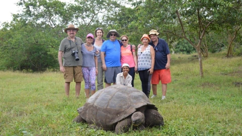 Die Journalistin Sandra Weiss (Dritte von links) auf Galapagos.