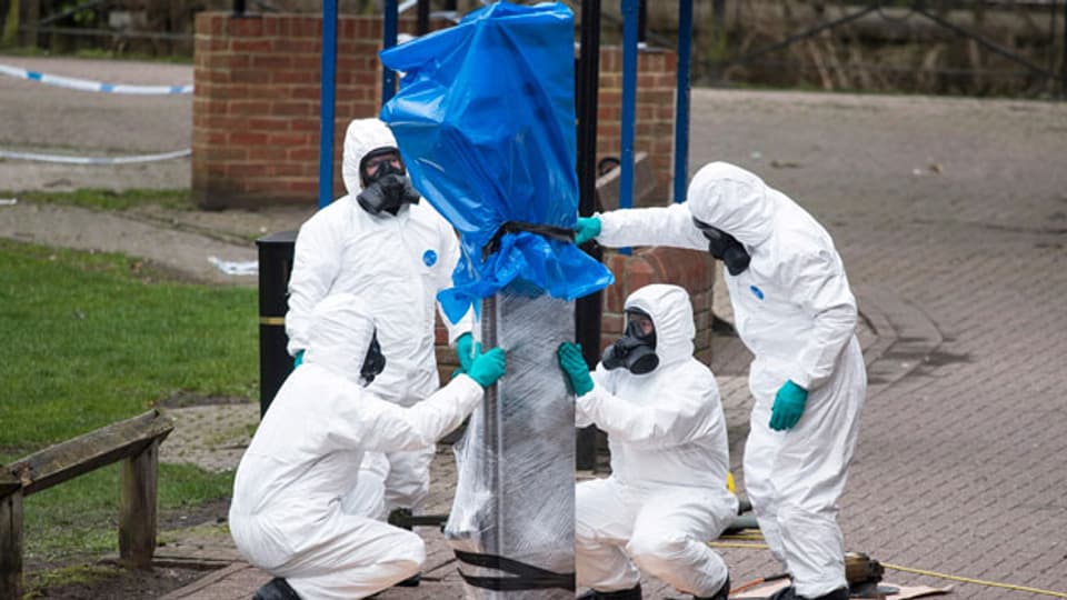 Britische Armeeangehörige untersuchen den Giftgasangriff in Salisbury, England.
