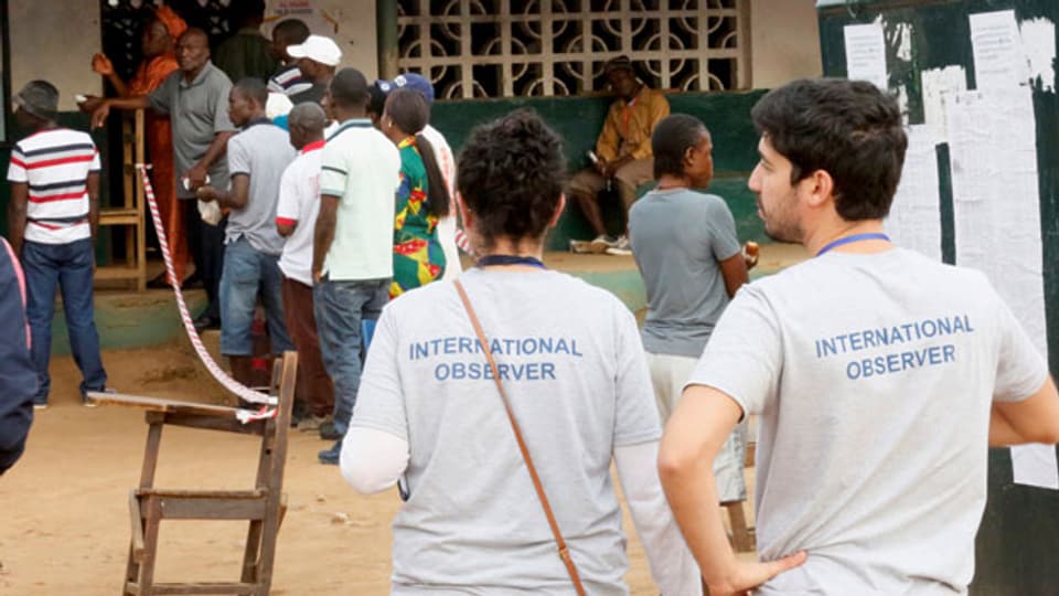 Ein Beobachter und eine Beobachterin während der Präsidentschaftswahl in Monrovia, Liberia. in der Regel ist nicht auf den ersten Blick zu erkennen, wer seriös und wer unseriöser ist.