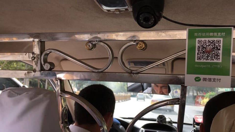 Die Taxis in der Stadt Kaxgar sind mit zwei Kameras ausgerüstet - eine zeigt auf den Fahrer, die andere auf den Fahrgast.