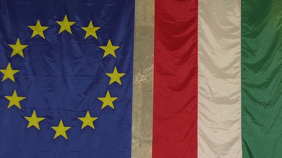 Die Fahne der EU (links) und diejenige von Ungarn.