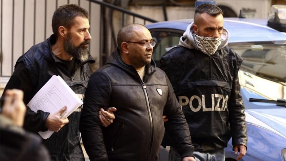 Die italienische Polizei führt bei einem Anti-Mafia-Einsatz im Januar einen mutmasslichen Mafiosi ab.