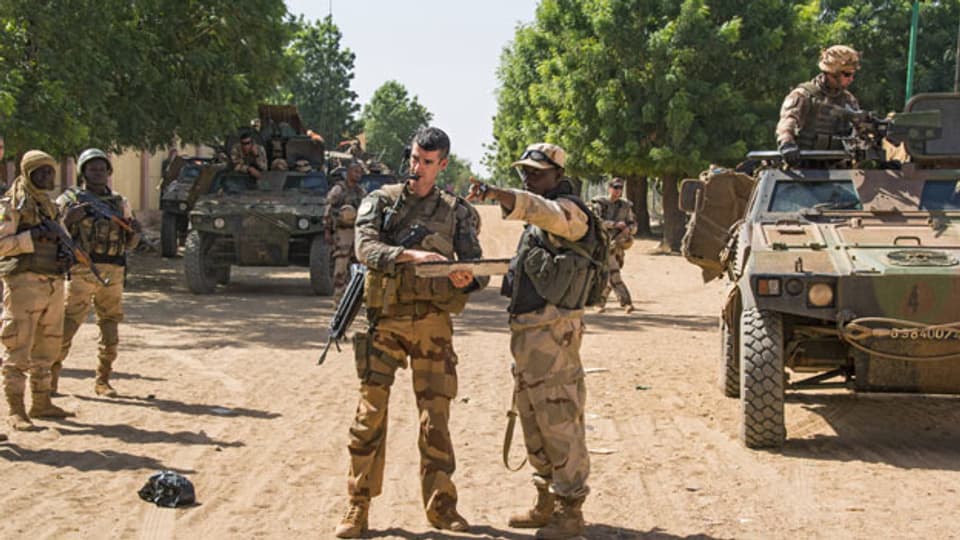 Trotz französischer Militärpräsenz im Norden Malis: der Einfluss radikalislamistischer Terrorgruppen in Mali wächst, ihren Feldzug gegen Regierungen finanzieren Erpressung,  Waffen- und Drogenschmuggel.