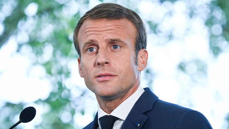 Frankreichs Präsident Emmanuel Macron sagt,  Armut belaste die betroffenen Menschen an allen Fronten.