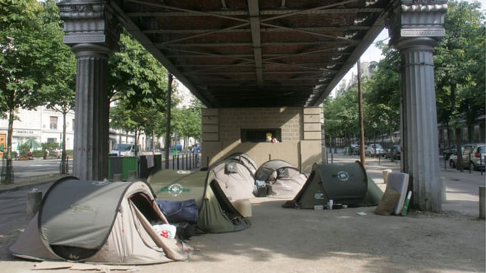 Symbolbild. Obdachlose unter eine französischen Brücke.