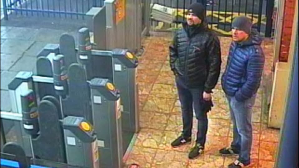 Alexander Petrow und Ruslan Bashirow vor einer Metrostation in England.