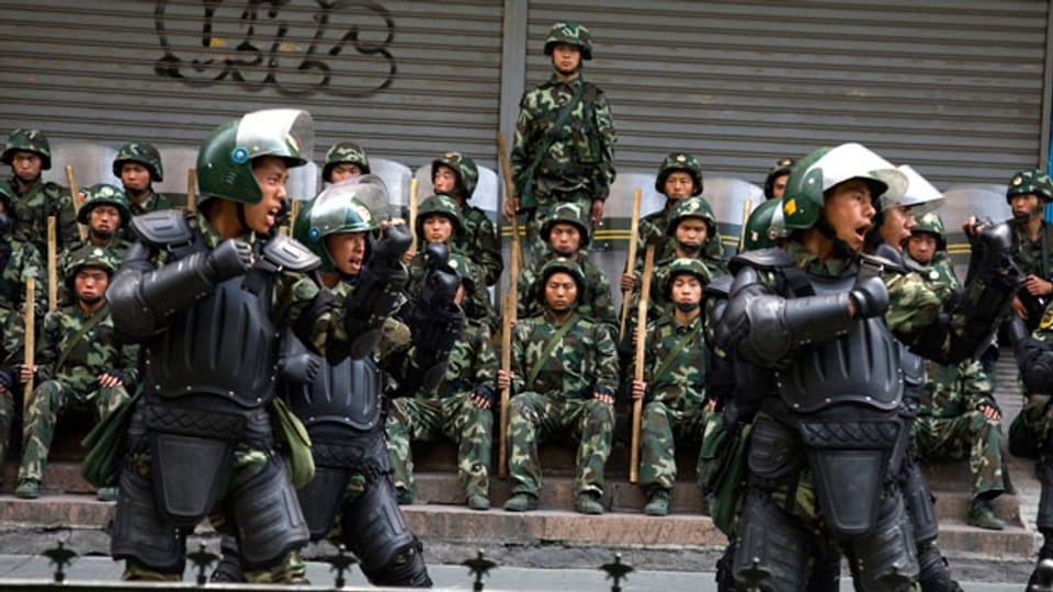 Chinesische Sicherheitskräfte gehen gegen muslimische Uiguren vor: 2014 starben 90 Menschen, als Uiguren gegen ihre Unterdrückung protestierten. Gleichzeitig haben im Bahnhof von Kunming im Süden Chinas uigurische Terroristen ein Attentat mit 31 Toten verübt.