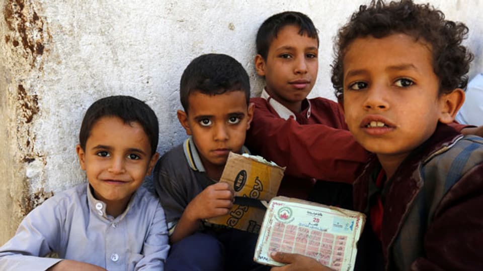 Jemenitische Kinder stehen an, um Essen abzuholen.