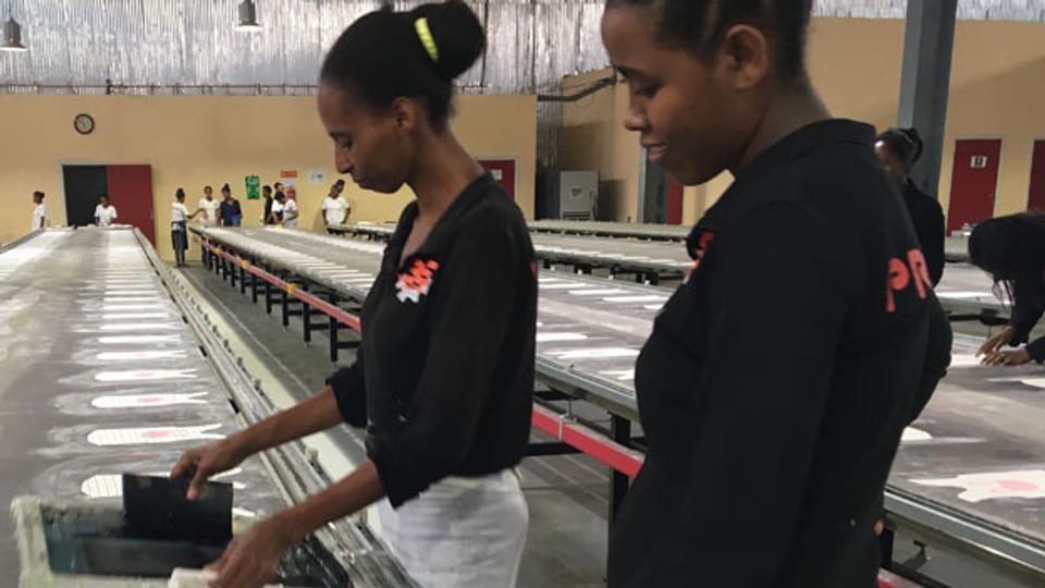 Zwei junge Äthiopierinnen in der Fabrikhalle der Firma BeConnected in der Industriezone Dukem vor Addis Abeba.