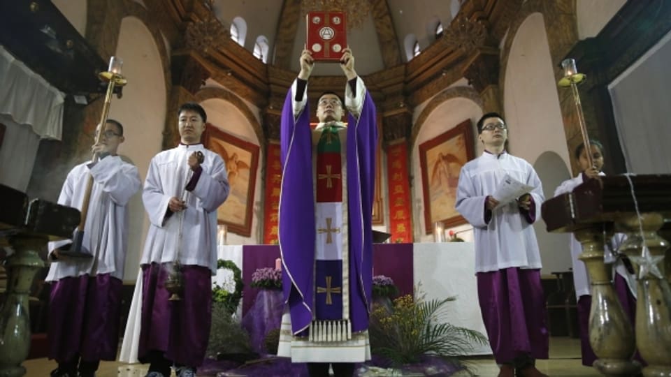 Ein Priester der «offiziellen» katholischen Kirche in China feiert eine Messe.