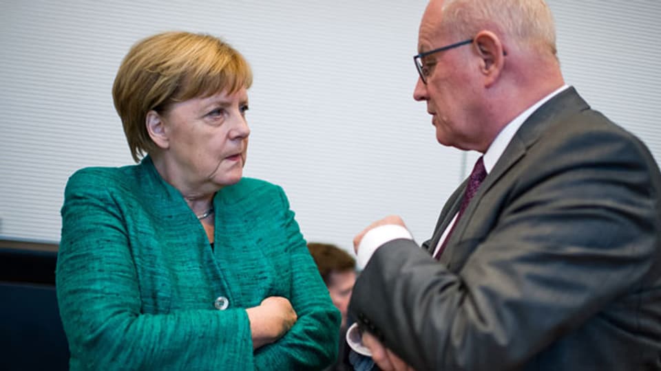Angela Merkel (l), Bundeskanzlerin und Vorsitzende der Christlich Demokratischen Union (CDU), und Volker Kauder, wurde nicht als Vorsitzender der CDU/CSU-Bundestagsfraktion wiedergewählt.