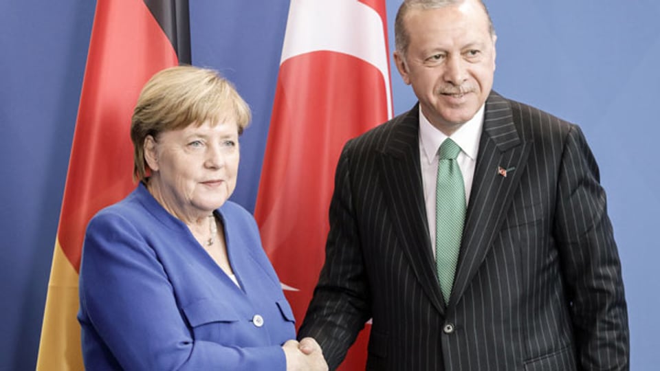 Bundeskanzlerin Angela Merkel und der türkische Präsident Recep Tayyip Erdogan geben sich nach einer Pressekonferenz in Berlin am 28. September 2018 die Hand. Erdogan ist vom 27. bis 29. September auf offiziellem Staatsbesuch in Berlin und Köln.