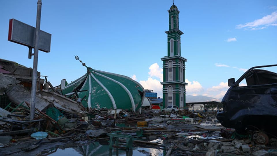 Eine eingestürzte Moschee nach dem Erdbeben und  Tsunami in Palu, Zentralsulawesi, am 2. Oktober 2018.