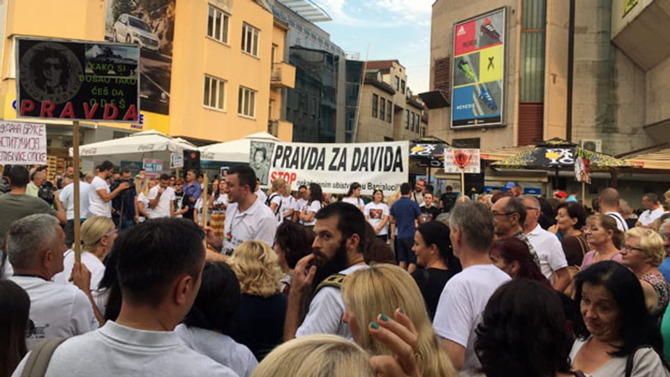 Die tägliche 18-Uhr-Demonstration auf dem Hauptplatz von Banja Luka. Auf dem Transparent steht «Pravda za Davida» = Gerechtigkeit für David.