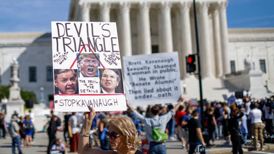 Demonstranten gegen die Bestätigung von Richter Brett Kavanaugh, Richter am Obersten Gerichtshof, protestieren am 4. Oktober 2018 vor dem Obersten Gerichtshof der USA in Washington, DC.