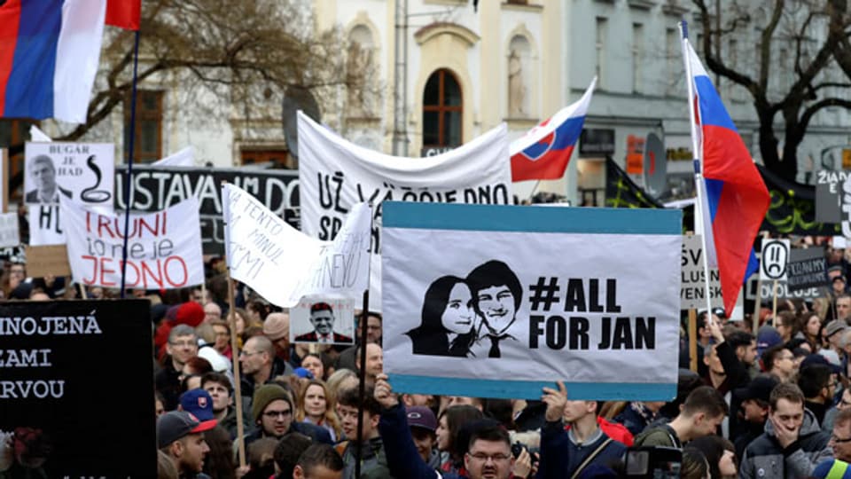 Tausende protestieren nach der Ermordung des slowakischen Reporters Jan Kuciak und seiner Verlobten Martina Kusnirova in Bratislava, Slowakei, am 16. März 2018.