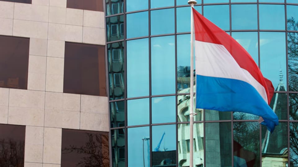 Die luxemburgische Nationalflagge wird vor dem Hauptsitz der Bank von Luxemburg im Zentrum von Luxemburg.