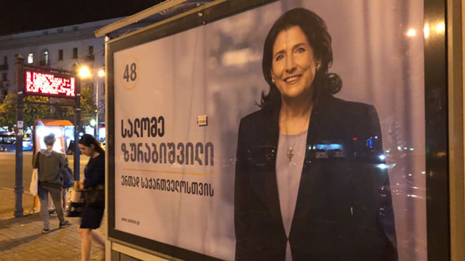 Die Kandidatin Salome Zurabishvili auf einem Wahlplakat.