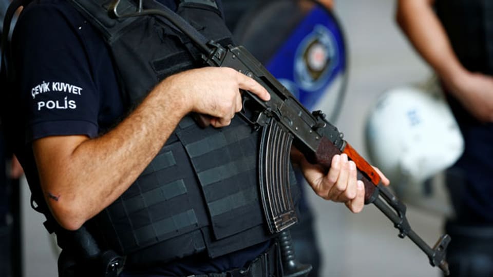 Ein Polizist steht Wache in der Nähe des Hauses von US-Pastors Andrew Brunson in Izmir, Türkei, am 12. Oktober 2018.
