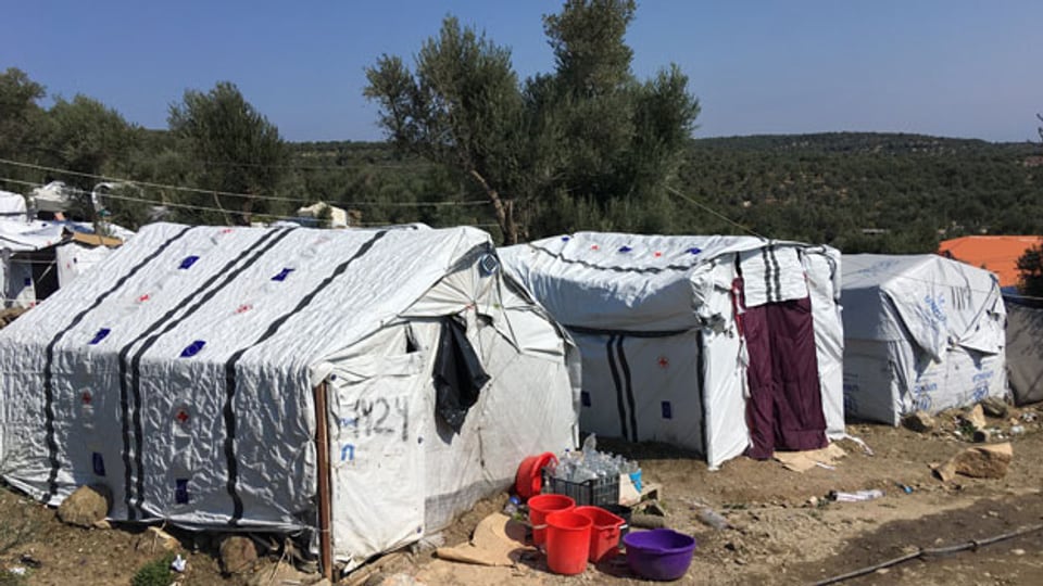 Tausende Migranten leben ausserhalb des Camps in Zelten, sind Wind und Wetter ausgesetzt und haben keinen Schutz.