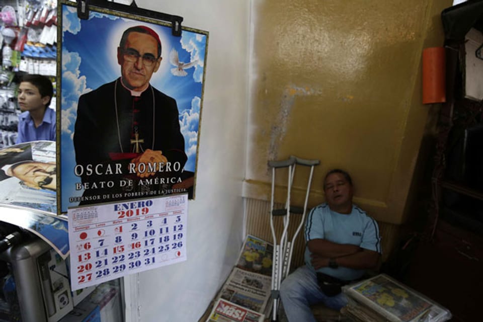 Das Bildnis Romeros einem Laden in San Salvador