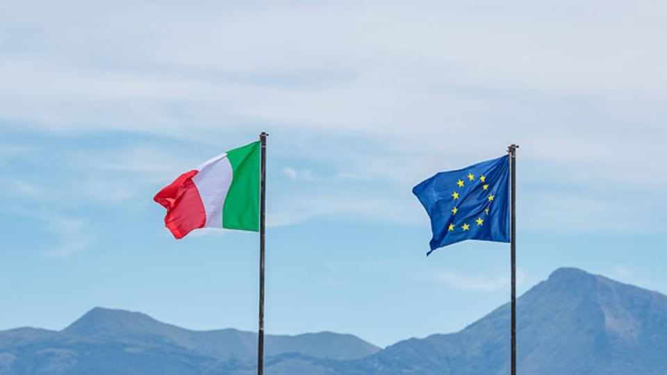 Die italienische Fahne und diejenige der EU, aufgenommen in Vereggio, Italien.