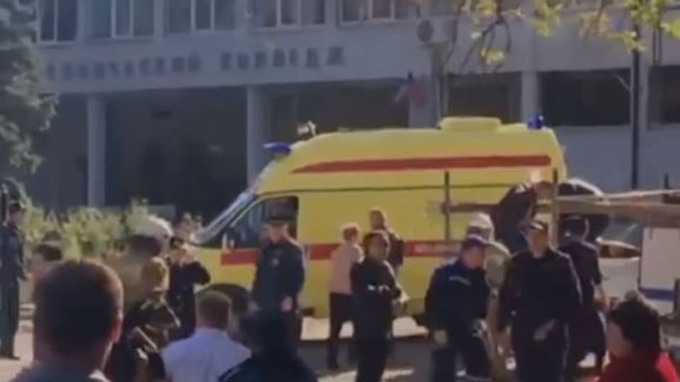 Ambulanz vor der Schule in der Krim.