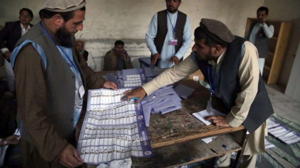 Vertreter der afghanischen Wahlkommission zählen Wahlzettel in einem Wahllokal in Jalalabad.