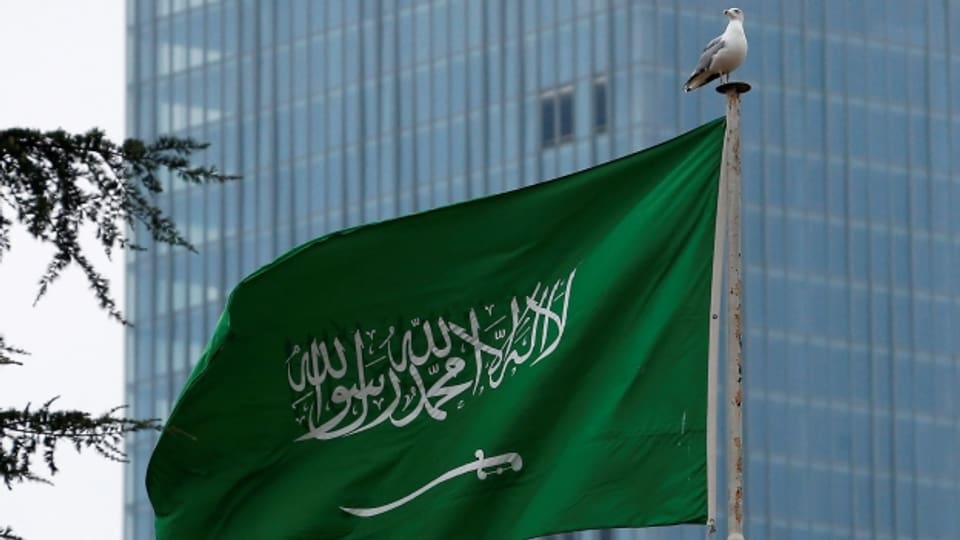 Eine saudische Flagge weht über dem Konsulat Saudiarabiens in Istanbul (Aufnahme: 21.10.2018).