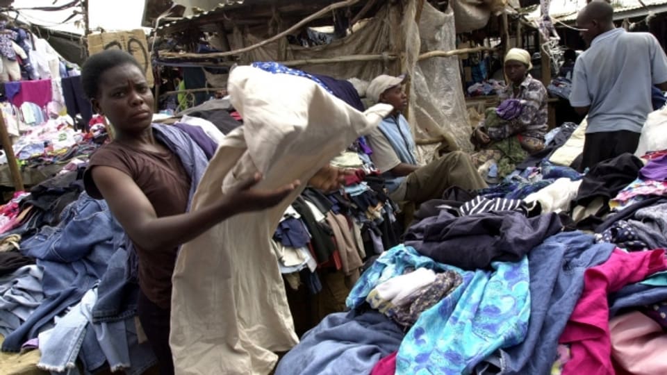 Geschäft mit Altkleidern: Secondhand-Markt in einem Vorort von Nairobi