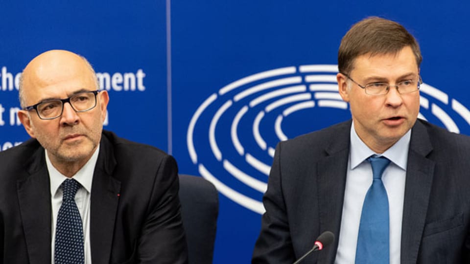 EU-Kommissar, Pierre Moscovici (links) und Valdis Dombrovskis (rechts), Vizepräsident der EU-Kommission.  Die EU-Kommission hat Italiens Haushalt für 2019 in einem historischen Prozess abgelehnt.